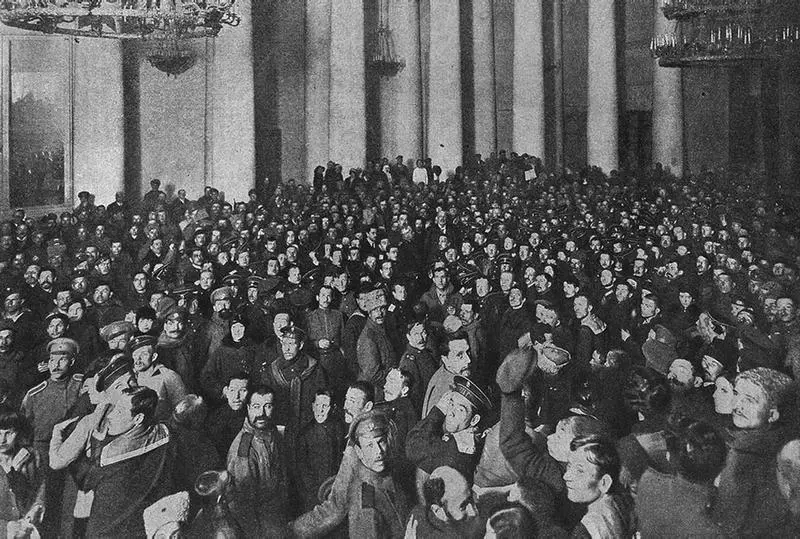 Таврический дворец МВ Родзянко в толпе революционных солдат и матросов - фото 37