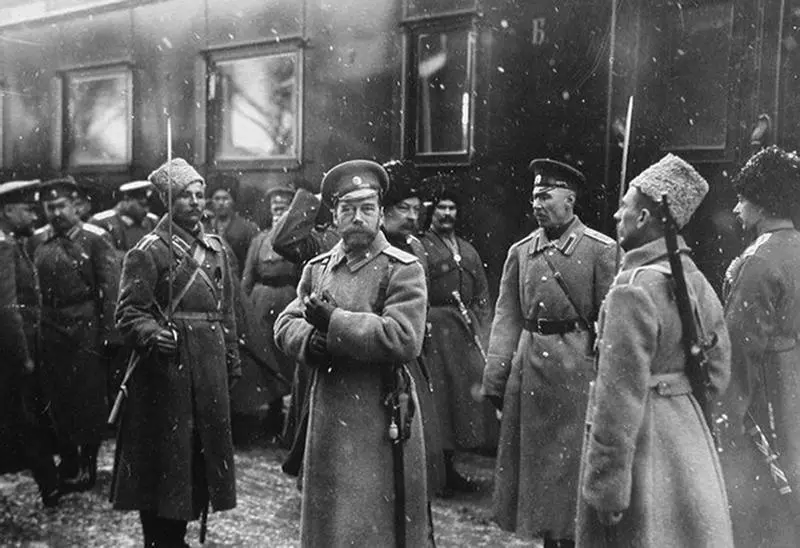 Николай II и генерал НВ Рузский перед строем почетного караула Несмотря на - фото 57