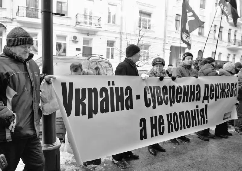 Участники всеукраинского объединения Свобода во время пикетирования - фото 10