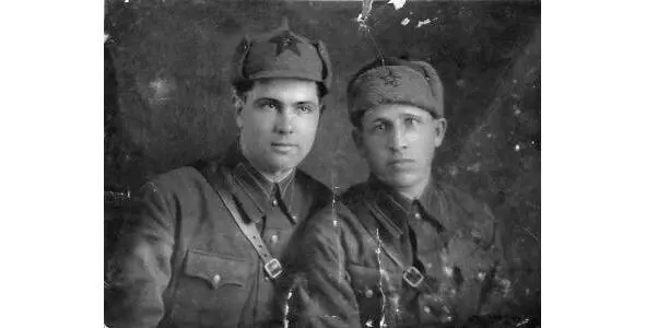Слева мой отец Панков Николай Ильич с бойцом Красной Армии В конце 1941 г и - фото 1