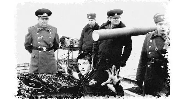 Седой полковник с непроницаемой физиономией особиста добавил красок Ваша - фото 13