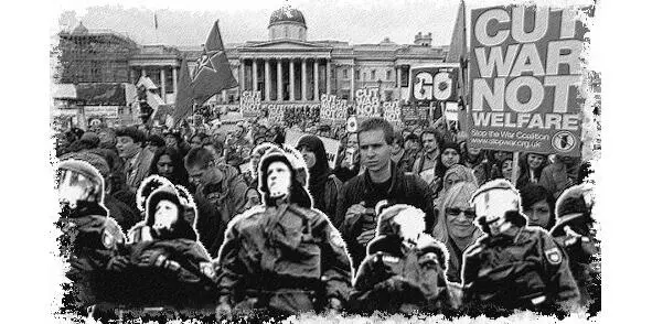 Демонстранты поднимали градус протеста пацифистскими кричалками и дешевым виски - фото 55