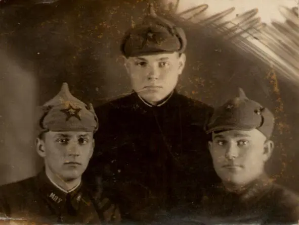 Слева Иван Яковлев Фото 1940 г Мы гордились своей страной своими командирами - фото 6