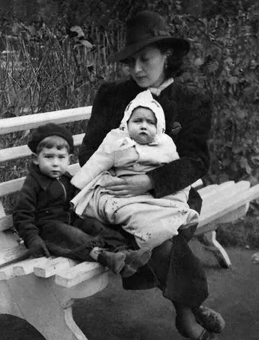 Татьяна Борисовна Кашнева с сыном Евгением и дочерью Ириной Таллинн 1940 год - фото 1
