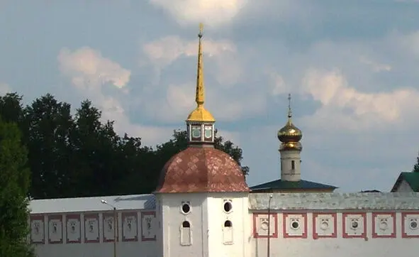 Одна из крепостных башен монастырской стены А пока вернёмся на улицу Маркса - фото 14