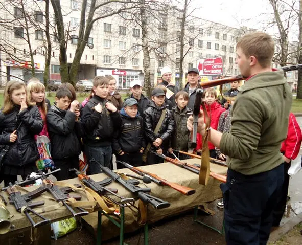 Вот в таком возрасте была и наша тимуровская команда только интересы были у - фото 21