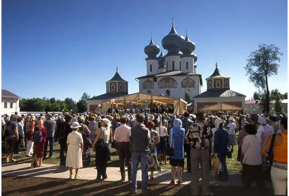 День города в Тихвине теперь по традиции начинается у стен Успенского Собора - фото 26
