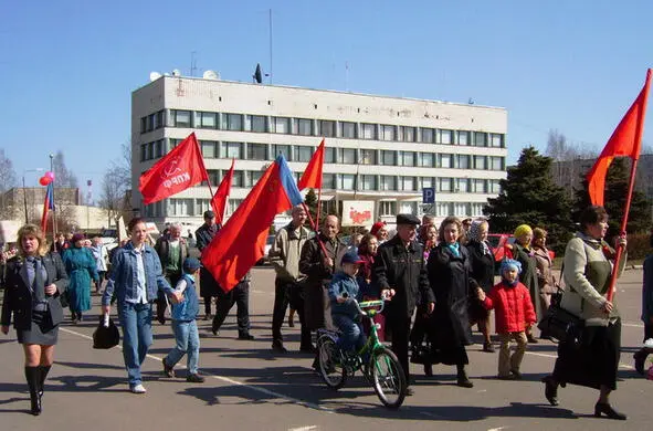 Иногда по улице Карла Маркса и сегодня проходят демонстрации но время коров - фото 7