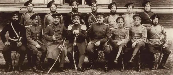 Офицеры и казаки ЛейбГвардии Казачьего полка Второй сидящий справаофицер - фото 24