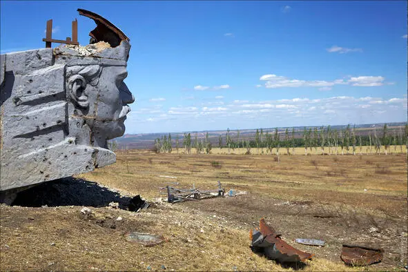 Разбитыйсоветский мемориальный комплекс на Саурмогиле - фото 15