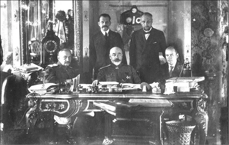 АИ Деникин с членами Особого совещания ВЗ МайМаевский в Ростове в 1919 г - фото 31