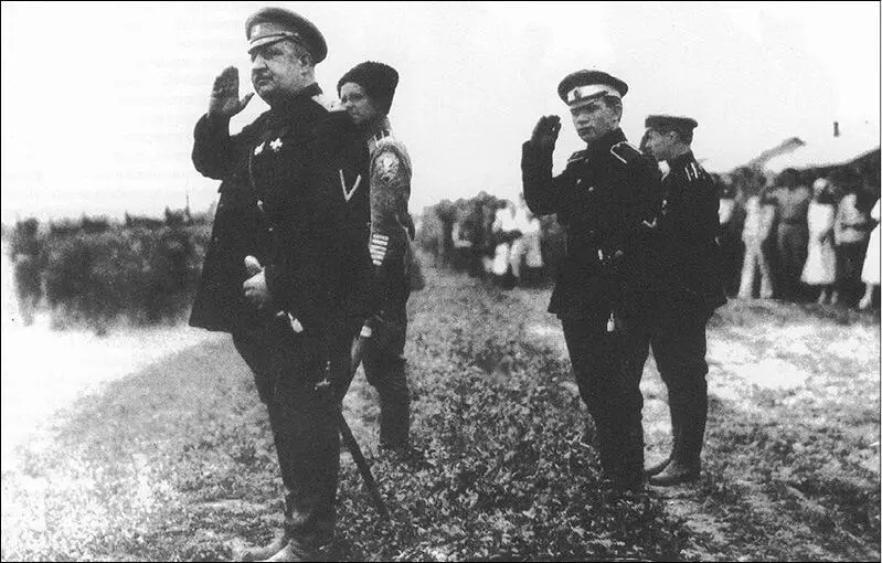 ВЗ МайМаевский в Ростове в 1919 г на заднем плане ПВ Макаров - фото 32