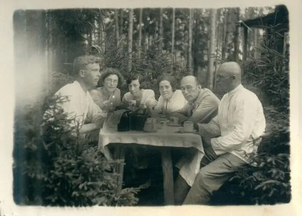 Наум Исидорович с сестрами Софьей Балабан Адель Герцфельд на даче Евгении - фото 3