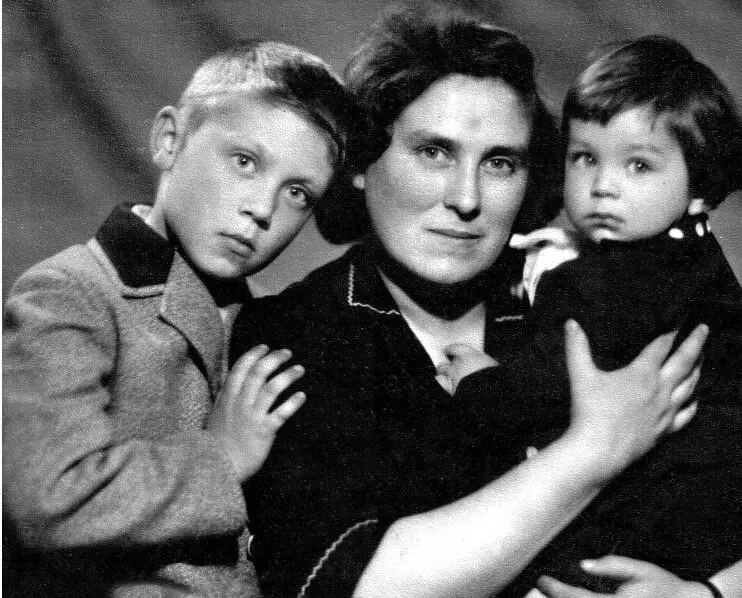 С мамой и братом Мама из того времени когда она вела дневник В Удельной с - фото 18