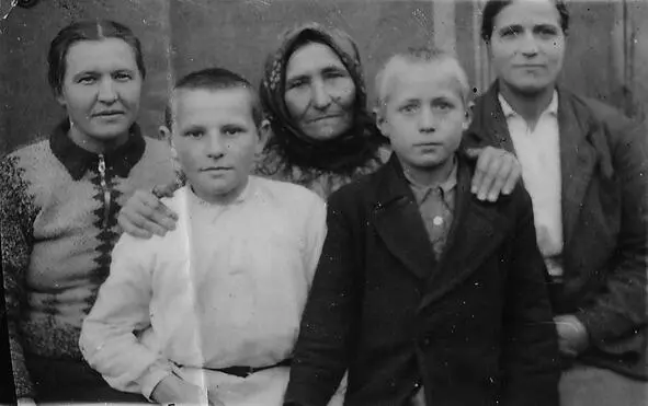 Миша Папсуев в белом с мамой бабушкой и родственниками Конец войне - фото 8