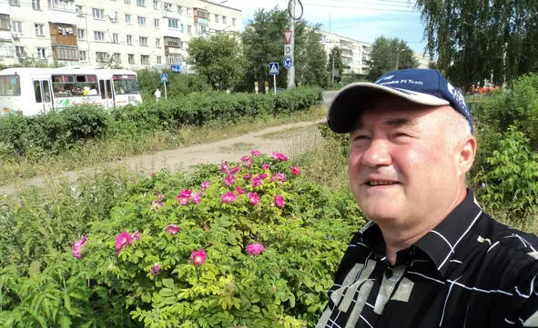 Осенью лес золотой Яркие краски играют Зеленью жёлтым и хной Пурпуром - фото 4
