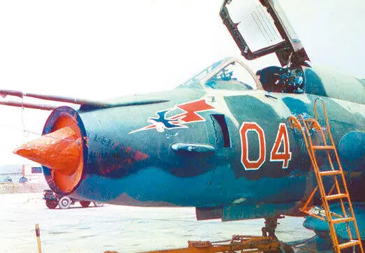 Носовую часть Су17М3 украшает эмблема со стрижом принятая осенью 1986 года - фото 5