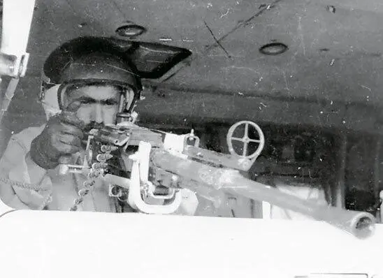 Борттехник за пулеметом ПКТ в десантной кабине Ми24 По ночам когда скрытый - фото 367
