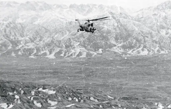Ми24В в полете над горами в окрестностях Кундуза 181й овп зима 1984 года - фото 370