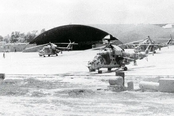 Афганские Ми25 в военной зоне аэропорта Кабул Май 1988 года - фото 399
