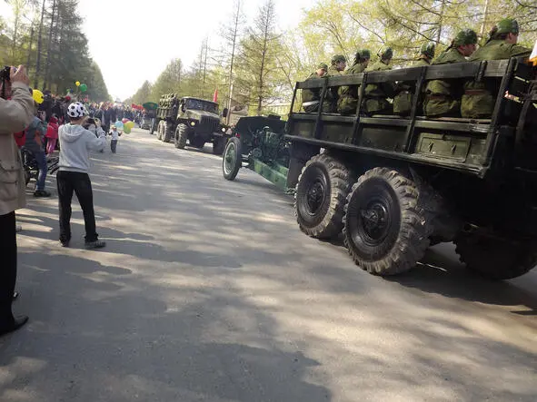 Помню к нам в гости зашёл человек в военной форме На погонах виднелись жёлтые - фото 5