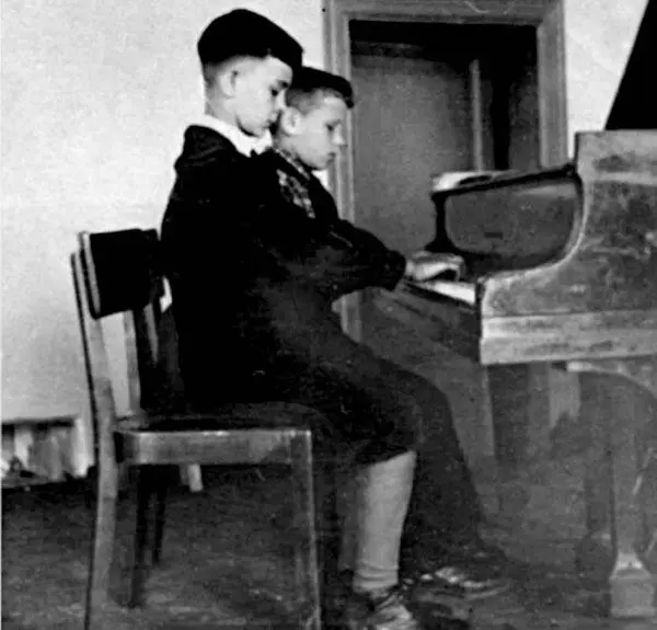 Дуэт за роялем Что же касается инцидента с украденным предметом то им - фото 5