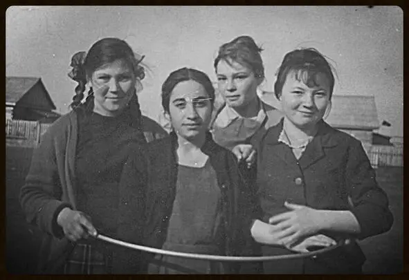 С одноклассницами лето 1966 года И так с 1966 года живу можно сказать - фото 5
