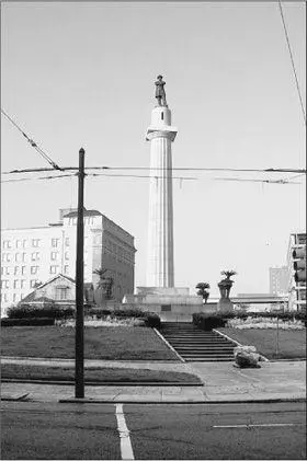 Statue of Robert E Lee Lee Circle New Orleans But Lee Circle is the focal - фото 40