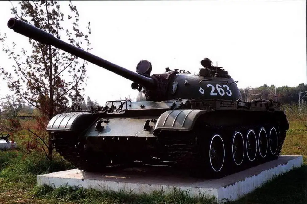 Танк Т55 Установлен на пьедестале Славы у станции Крекшино НароФоминского - фото 49