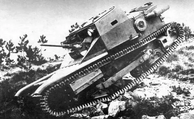 Танкетка CV335 В 1938 году появилась модификация CV338 На ней изменилась - фото 21