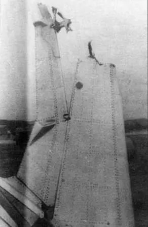 Характерные повреждения двигателя ВК1 внизу В мае 1952 г в воздушном бою - фото 232