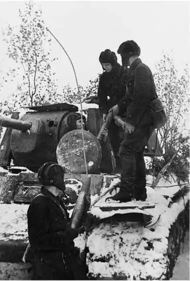 Экипаж КВ1 загружает боекомплект в танк Ленинградский фронт осень 1941 года - фото 5