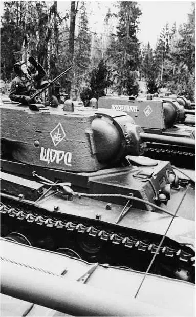 Танкист КВ1 Щорс наблюдает за воздухом Западный фронт май 1942 года На - фото 16
