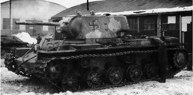Трофейный танк КВ1 с литой башней на финской службе 1942 год SAKuva - фото 205