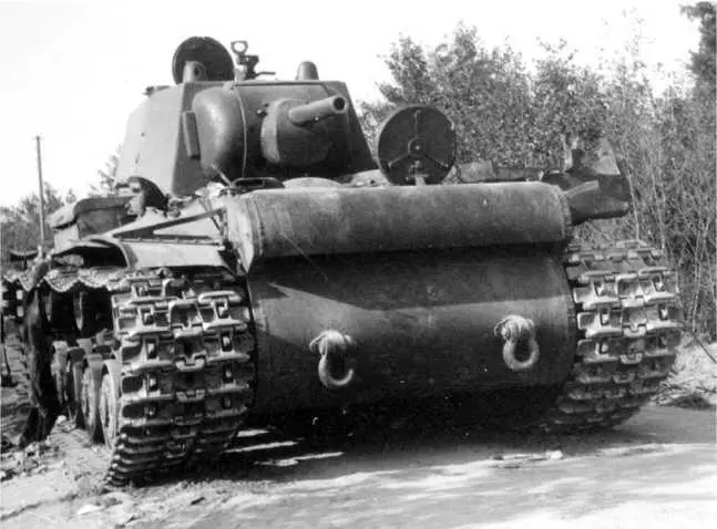 Знаменитый расейняйский КВ на месте боя 25 июня 1941 года АСКМ Об этом в - фото 206