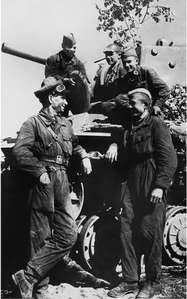 Экипаж экранированного КВ1 выпуска июня 1941 года обсуждает результаты боя - фото 209
