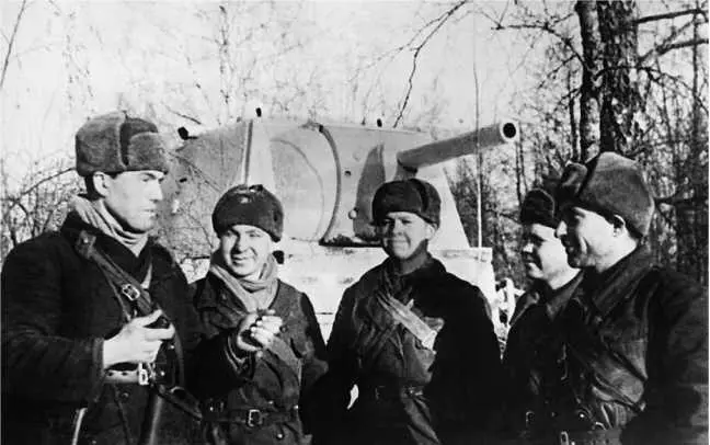 Экипаж танка КВ1 после боя Западный фронт зима 1942 года ЦМВС В - фото 211