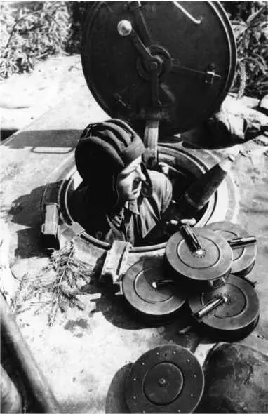 Наводчик танка КВ1 А Лещук загружает боеприпасы Лето 1941 года РГАКФД К - фото 214