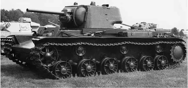 Тот же танк КВ1 с 11302 Машина имеет литую башню задний кормовой лист - фото 219
