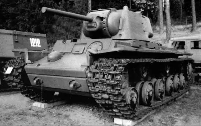 Танк КВ1 изготовленный ЧКЗ в марте 1942 года с заводским 10260 в экспозиции - фото 222