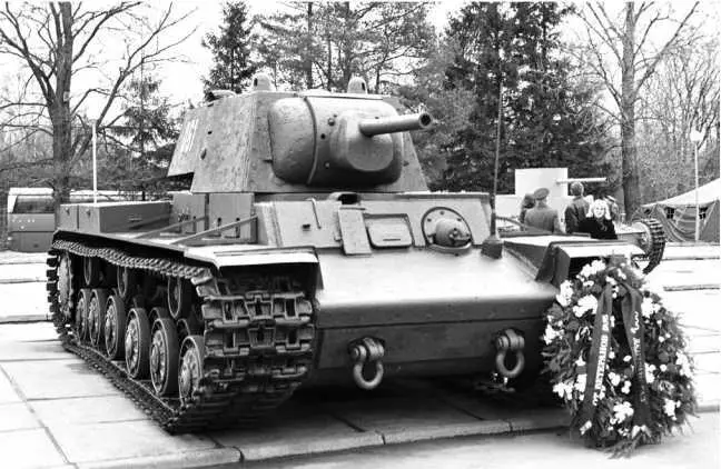 Поднятый со дна Невы и восстановленный танк КВ1 выпуска августа 1941 года с - фото 224