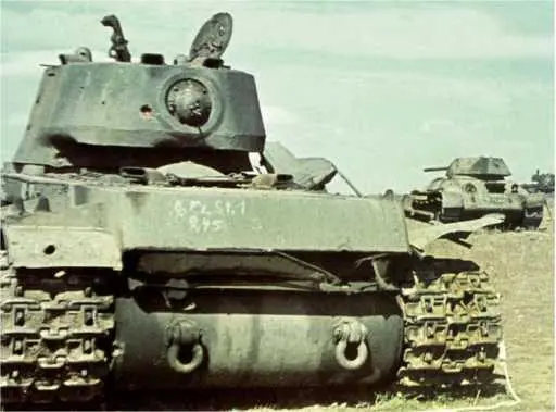 Танки КВ1 подбитые в ходе боев летом 1942 года На башне машины на нижнем - фото 232