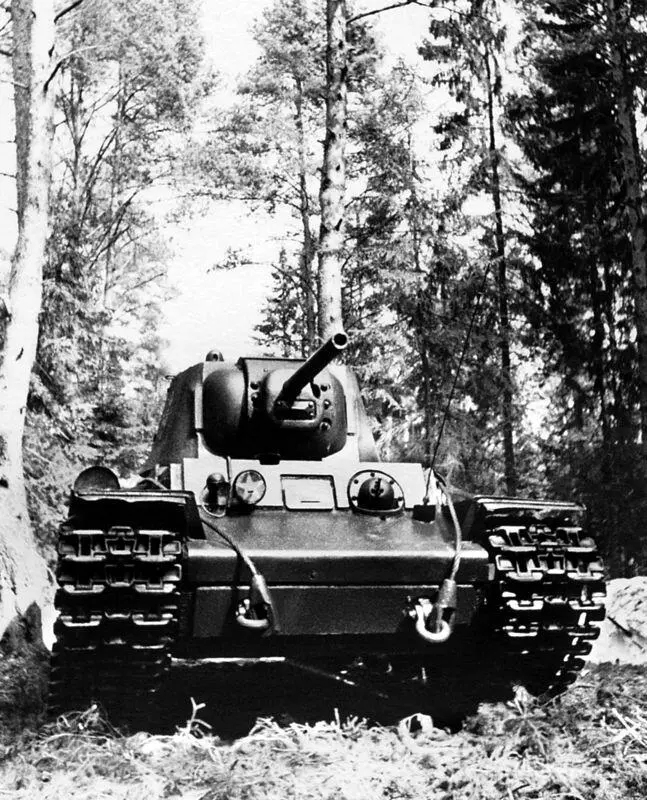 Танк КВ1 выпуска 1942 года с литой башней на позиции 1942 год Калининский - фото 2