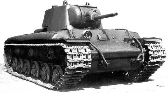 Общий вид танка КВ У7 выпуска апреля 1940 года Машина имеет крылья так - фото 14