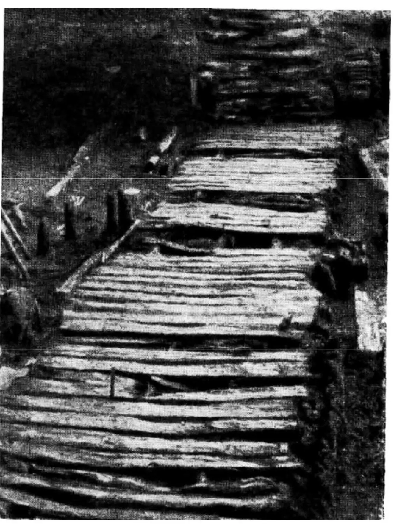 Рисунок 4 Часть мостовой Холопьей улицы в Новгороде Фотография с раскопа - фото 4