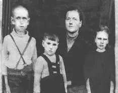 Лето 1944 года Деревня Будёновка Слева направо Виталик Люся мама Римма - фото 1