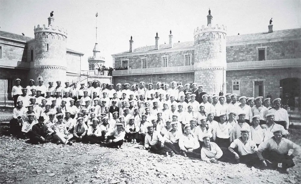Русские военные моряки во дворе Сергиевского подворья ГМИР Летом 1900 г - фото 18