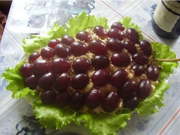 Ингредиенты1 отварная куриная грудка 4 яйца вкрутую 2 яблока виноград - фото 8