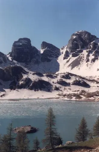 Le Lac dAllos et ses tours alt 2225 m au mois de juin Quelques larges - фото 2