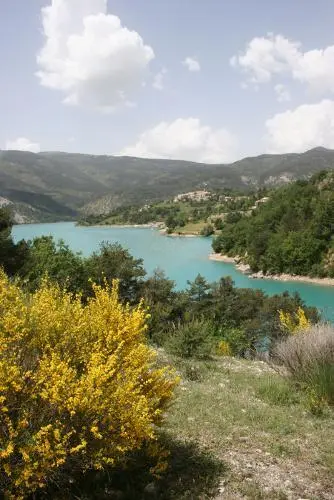 Barrage de Castillon Vincent continua en direction du sud longeant les eaux - фото 13